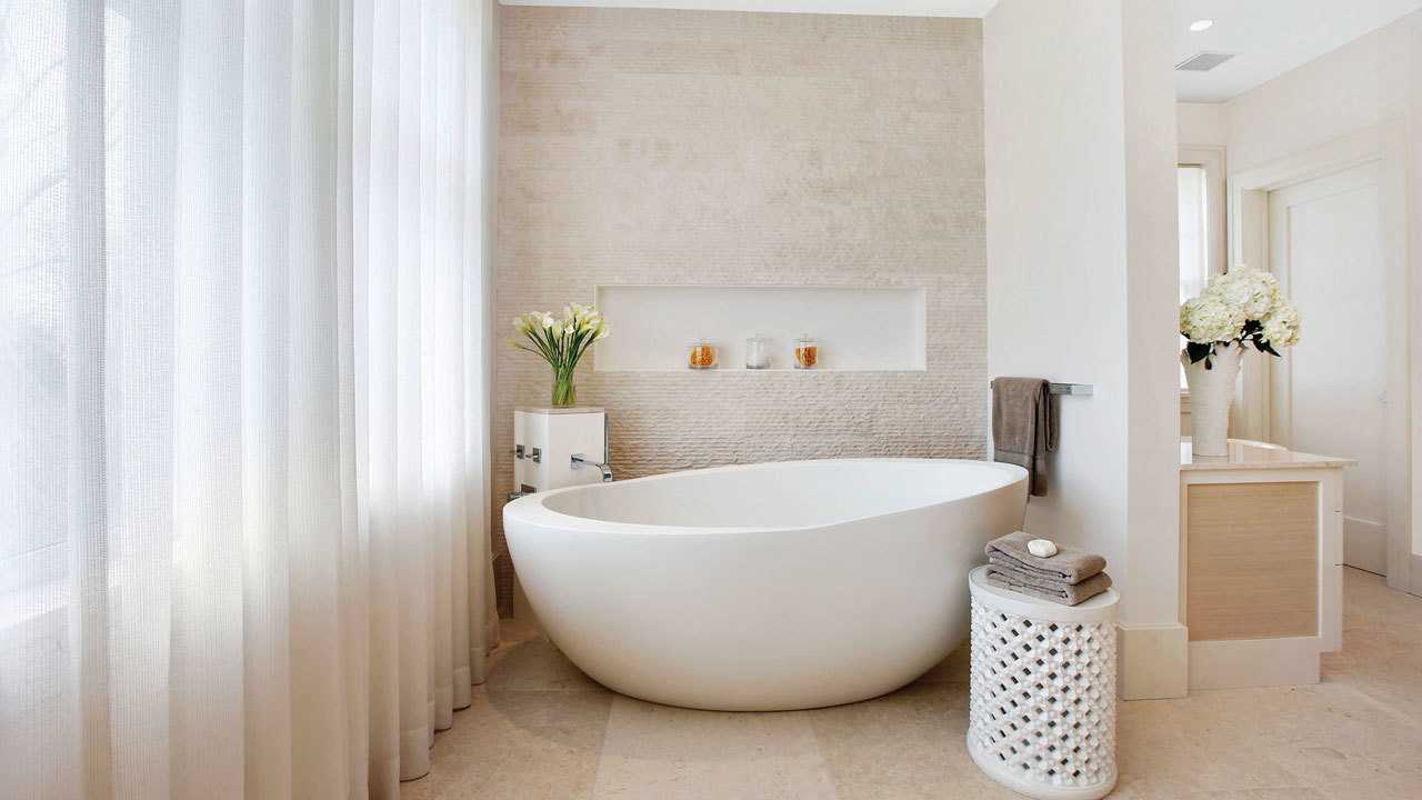 Maximize Space with Freestanding Tub